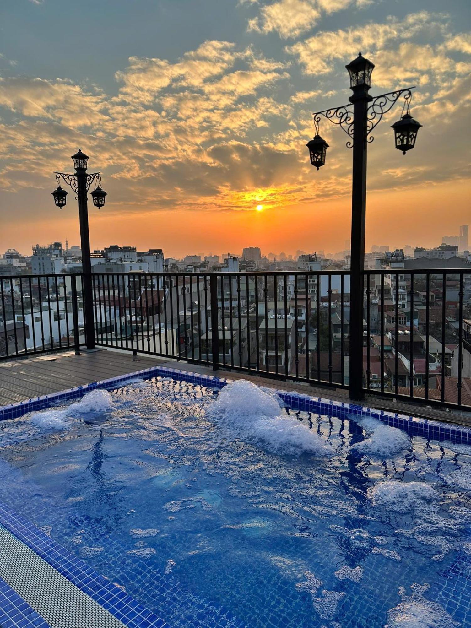 Lakeview Backpackers Hostel & Rooftop Bar Hanoi Exterior foto